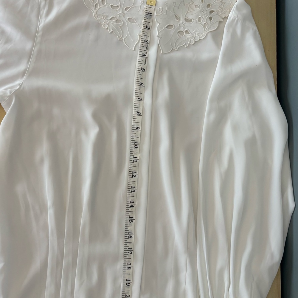 Unique leaf-design lace collar blouse - Picture 4 of 5